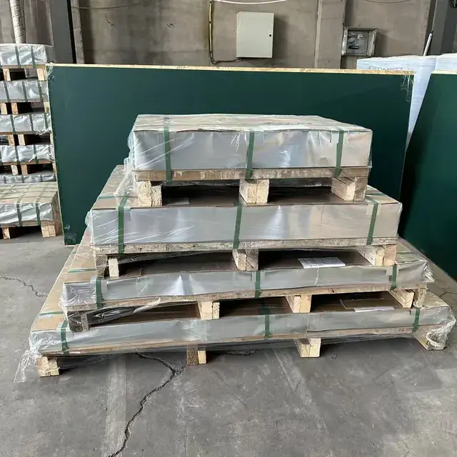 Cut-to-size whiteboard panels stacked on export pallets with edge protection