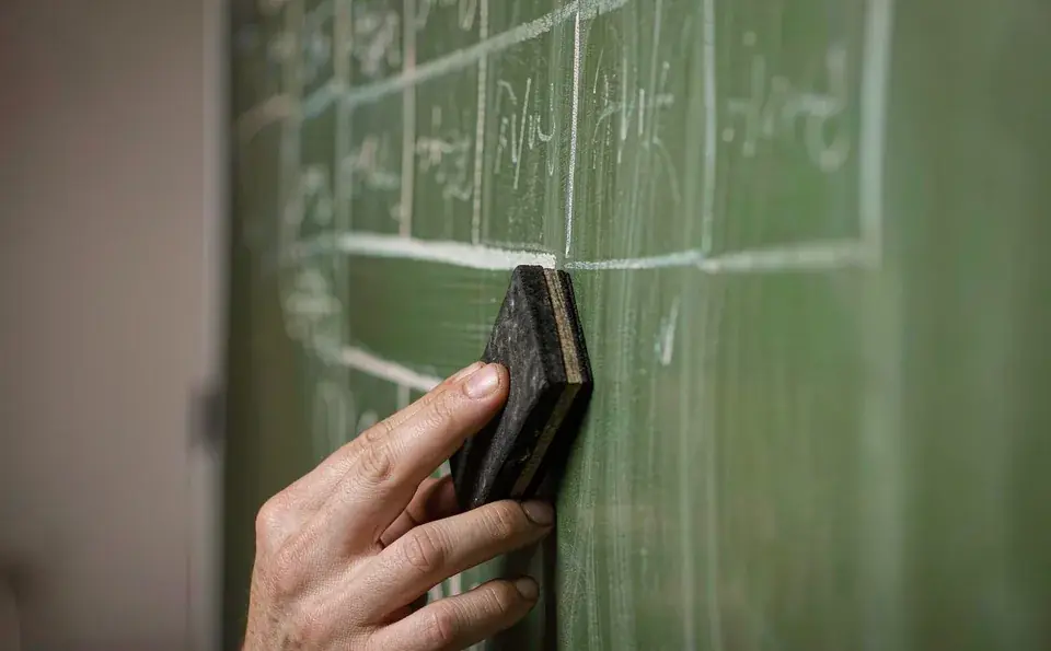 How to Choose a Whiteboard Surface Material: A Buyer